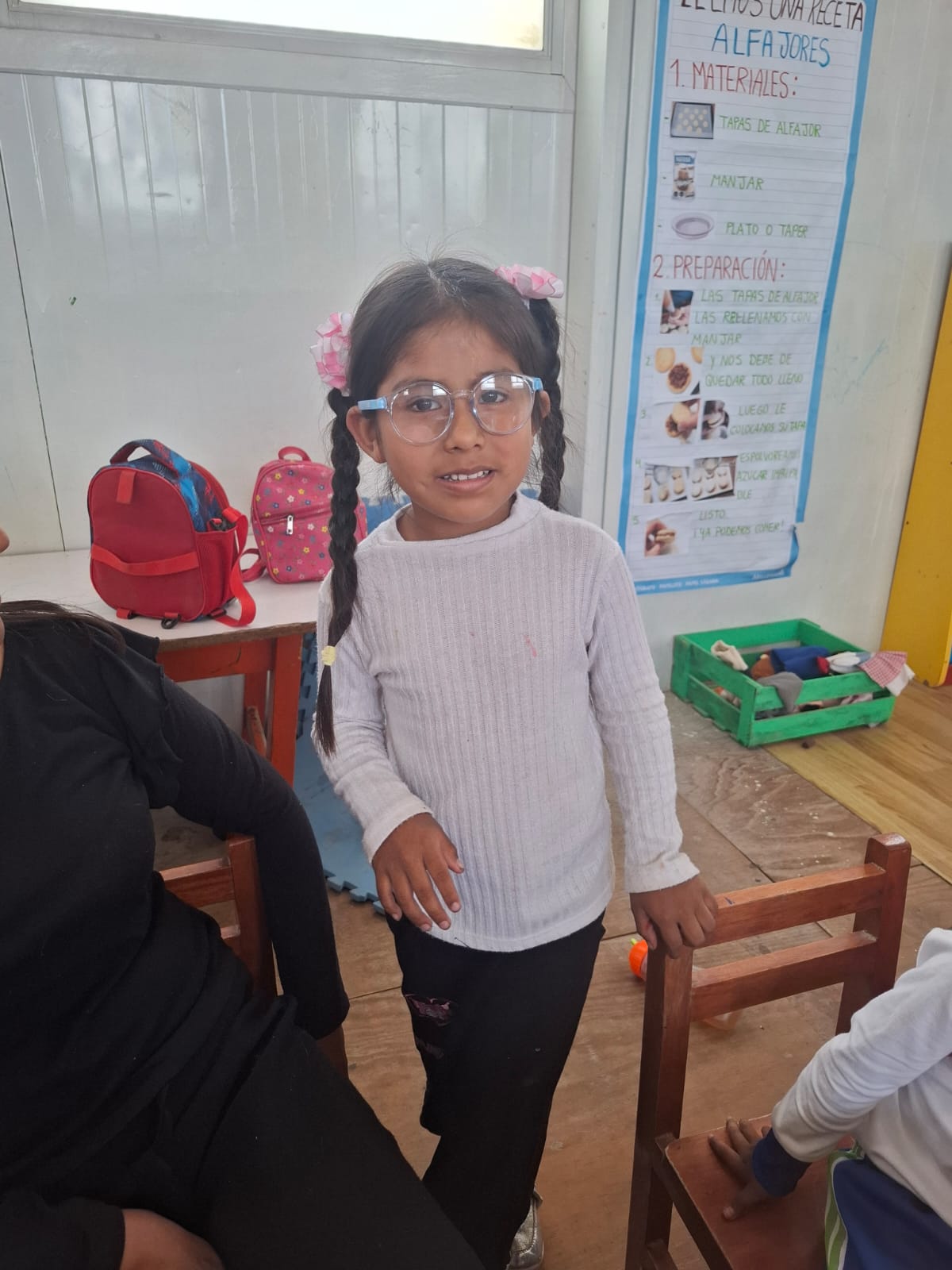 Estudiante con lentes en su escuela