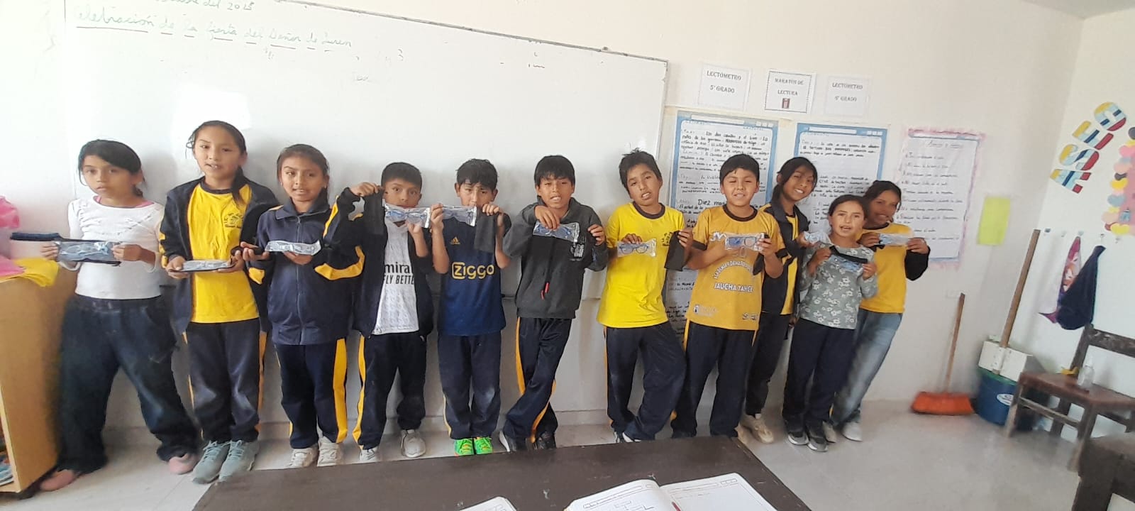 Estudiantes mostrando sus nuevos lentes