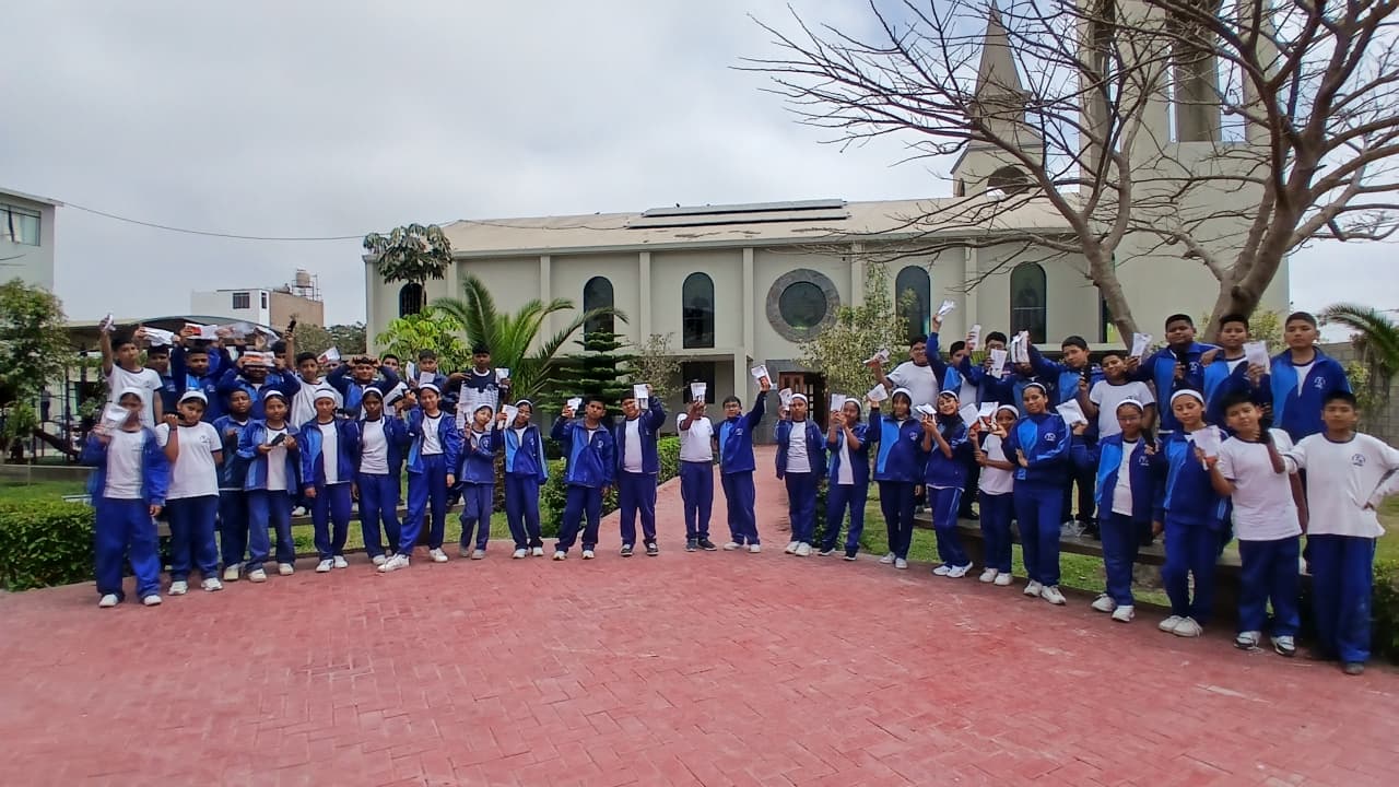 Estudiantes celebrando la entrega de lentes